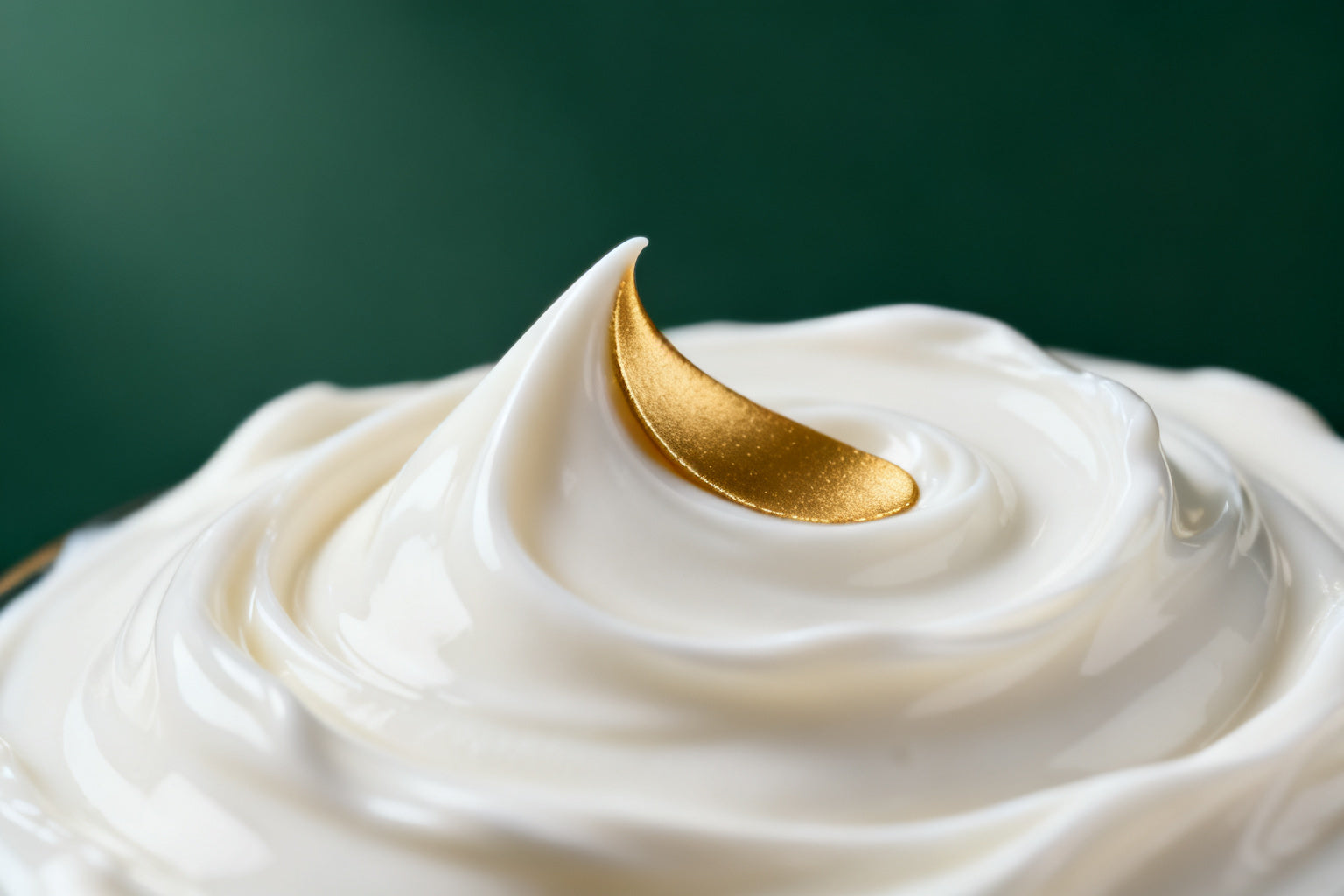Texture onctueuse de la creme barriere Alyzen Paris en gros plan