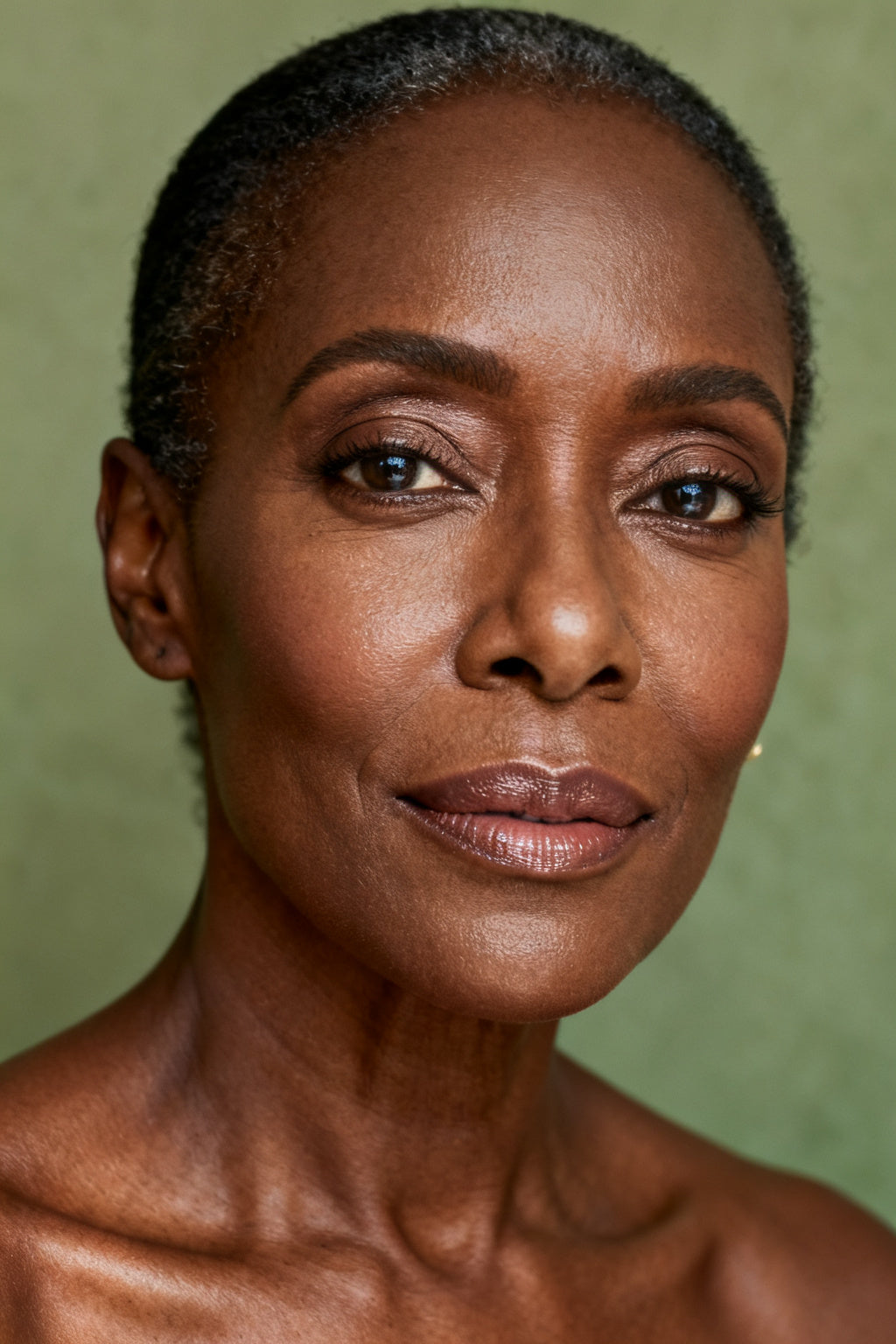 Portrait editorial - femme, regard assure
